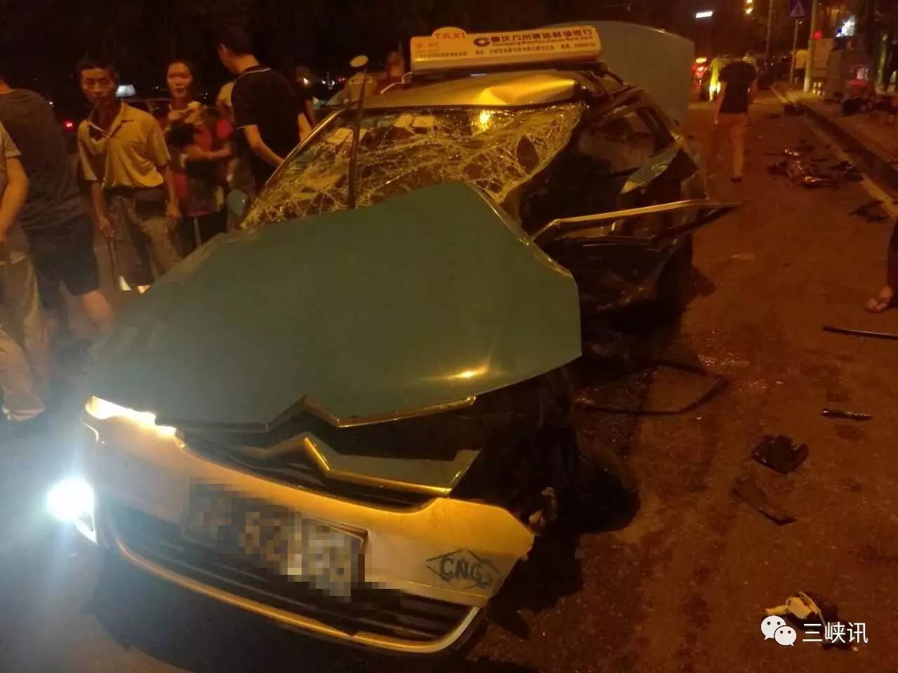 北滨路发生严重车祸,出租车几乎被拦腰撞断!驾驶员生命垂危!