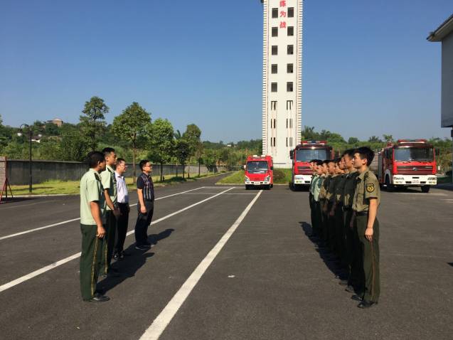 7月27日,朱沱镇党委书记贺学理一行慰问中国人民解放军武装警察部队