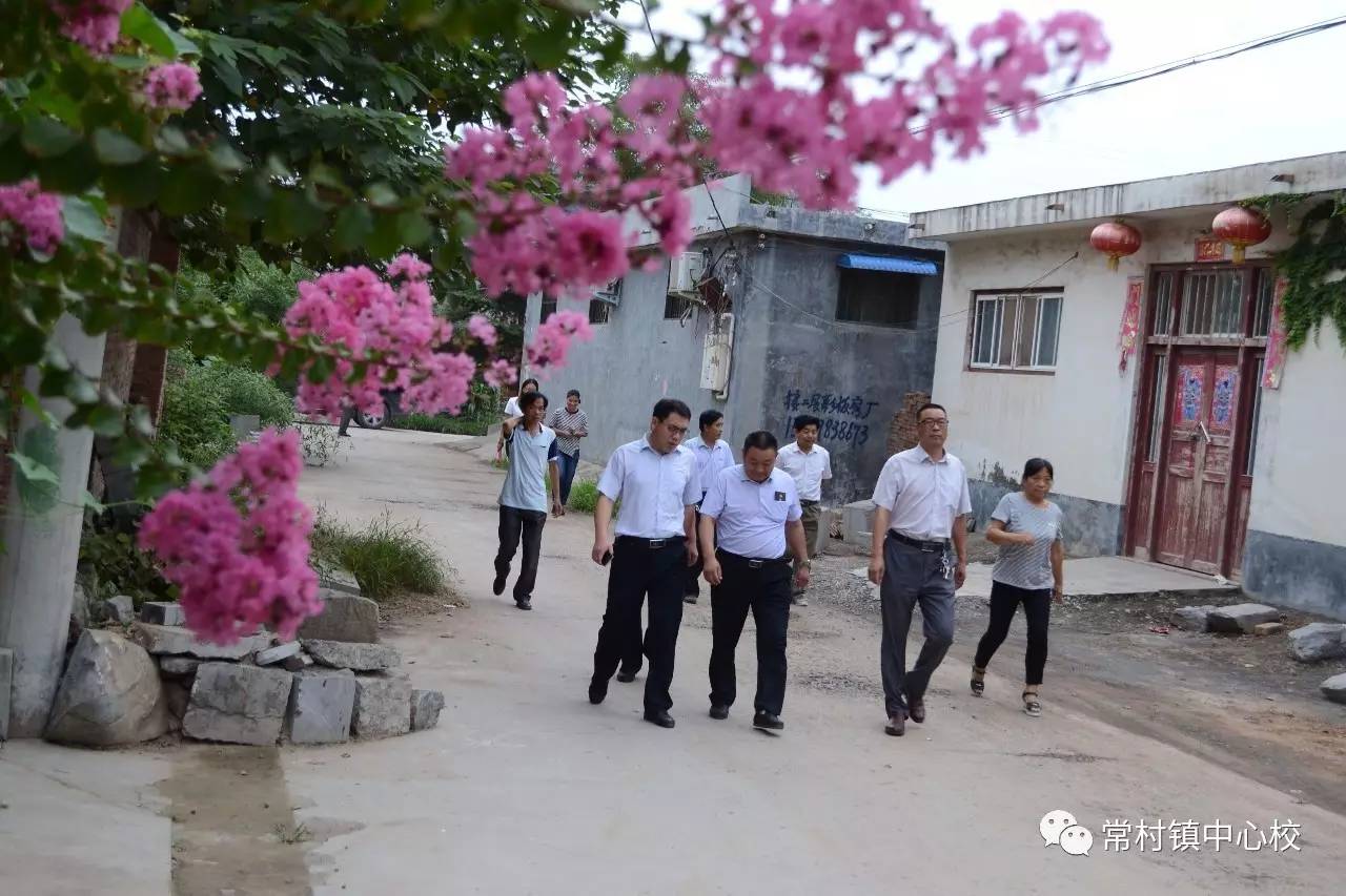 艾校长和范书记走在王村铺的大街小巷,引来乡亲们的阵阵围观,纷纷议论