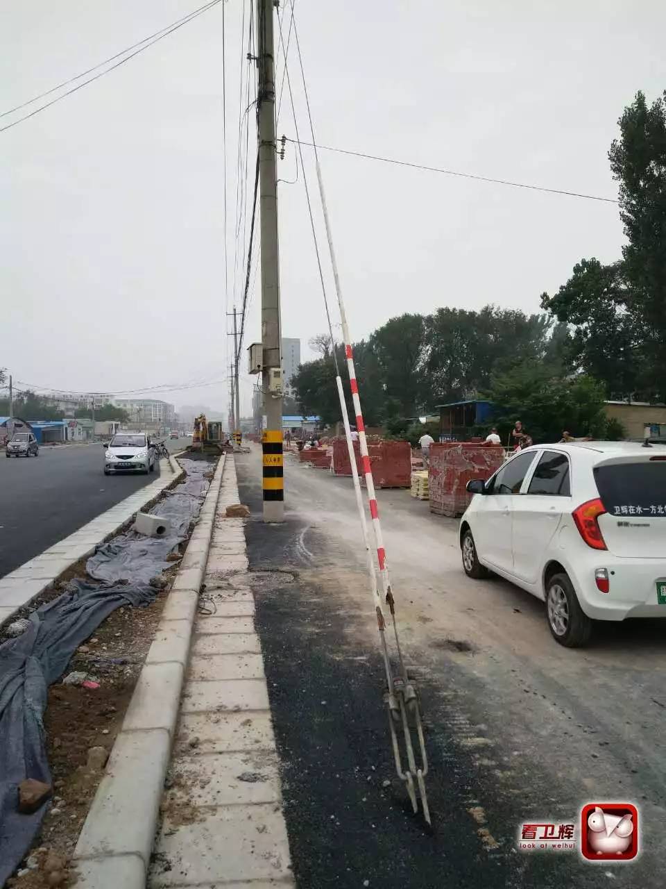 路修好了电线杆却成拦路虎卫辉百姓出行难道要自求多福