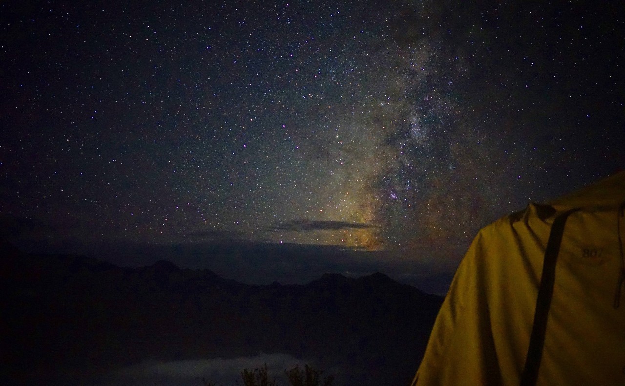 看到星空下的浮云牧场,你会想,原来幸福真的就是这么简单啊~伴着这