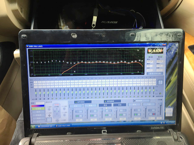 低音調節界面,讓低頻效果更震撼有力,從而使得音響氛圍變得更加濃厚