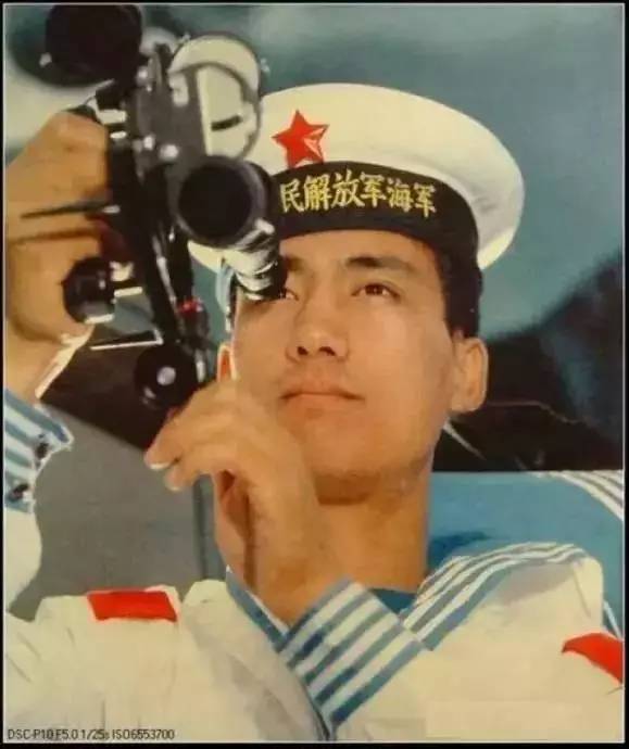 1976年10月,74式军服再次改进,水兵帽后的飘带得以恢复,水兵服肩章仍