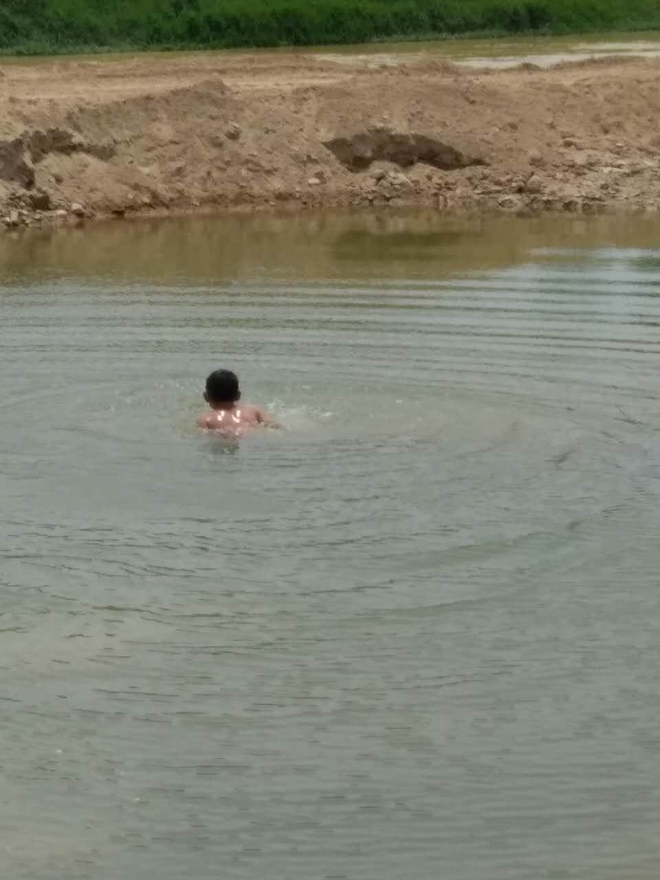 农村孩子下河游泳图片