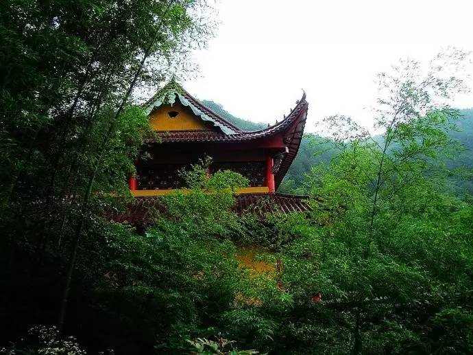 清凉寺位于钟鸣镇狮子山峰北侧.据史料记载:唐太和元年,始建上清凉寺.