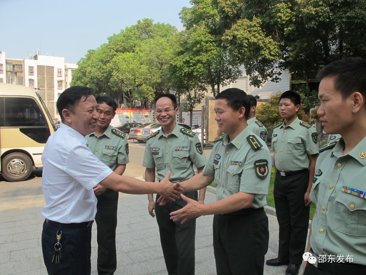 八一前夕邵东县长带队慰问驻邵部队官兵