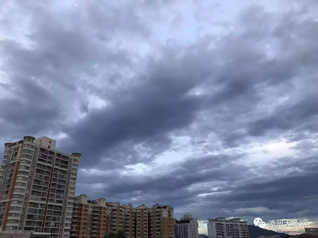 台风来临前天空景象图片