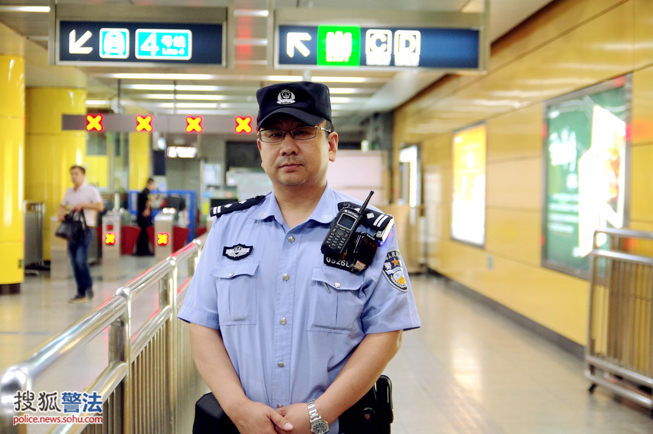 軍綠軍裝變藏藍色警服唯有人為民服務始終不變