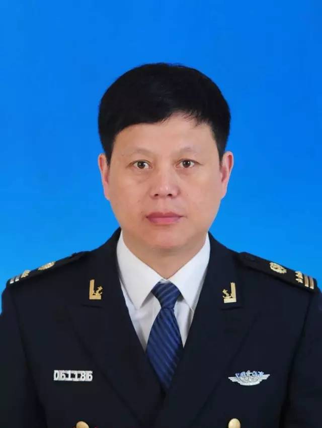 营长,团参谋长,连云港警备区后勤部副部长;2011年9月到连云港海事局