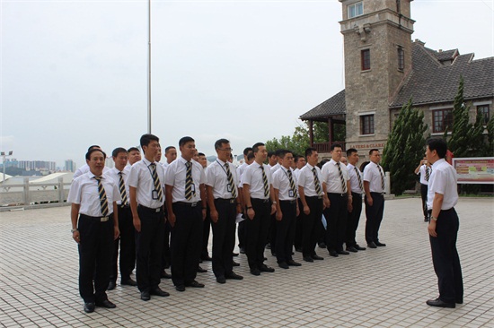 30餘名復轉軍人著裝嚴整,精神勃發,大家走進現代海軍營區,觀摩全國