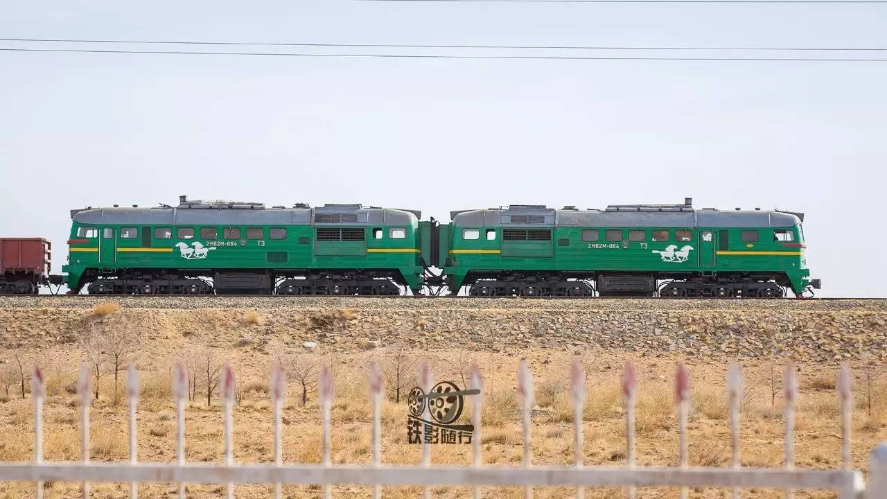 造型独特的蒙古铁路俄制2m62型内燃机车(拍摄:杨诚)