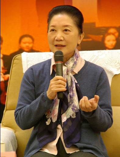 邹文琴教授是著名的声乐教育家,其培养的优秀学生有:著名青年歌唱家