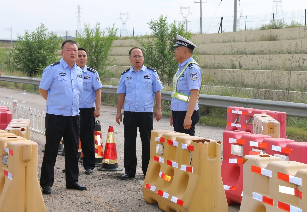 荣乌高速公路大队大队长郝晓军深入辖区大路公安检查站检查指导工作