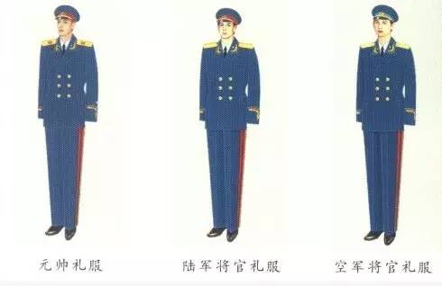 1955年,我军首次突破了单一制式军服的历史,分礼服和常服两类.服装