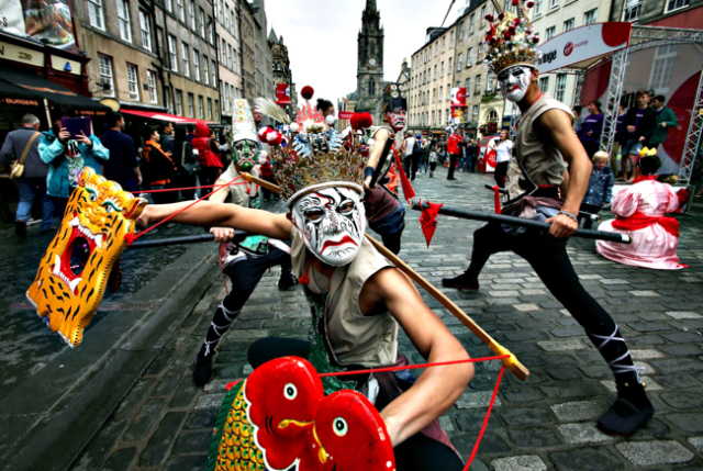 爱丁堡国际艺术节顾名思义更倾向于大型演出,而边缘艺术节则有很多