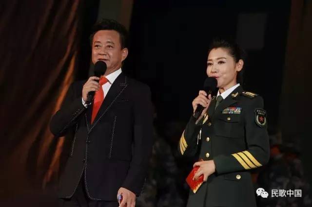 主持阵容合唱:受阅部队官兵演唱:阎维文30《铁血忠诚》演唱:雷佳29.