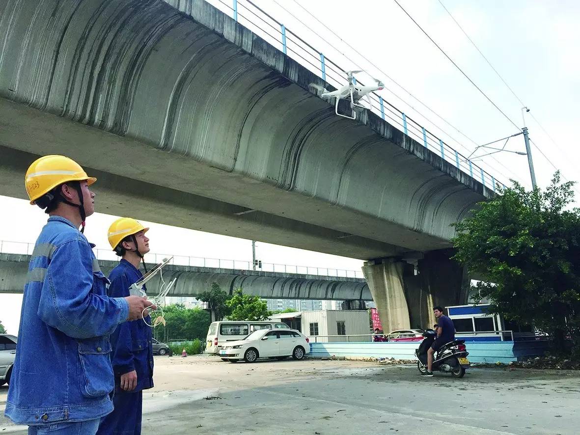 职工张发佳正在进行接触网设备巡检探秘无人机巡线本报记者 邱育莲