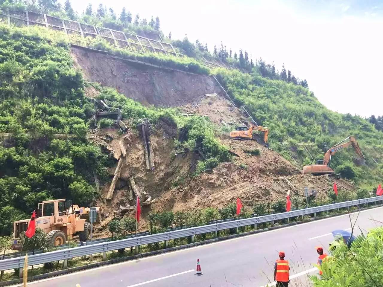 保山管理处联合多部门通宵奋战连夜抢通瑞陇高速山体塌方路段