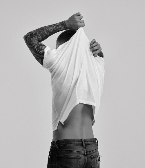 justinbieber与karlawelch合作的白t恤拍摄宣传照