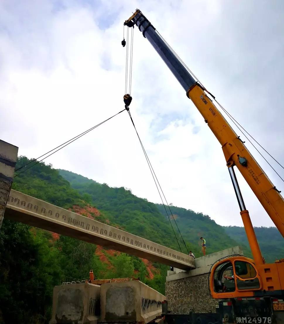 省道245三门峡至寺河段改建工程寺河中桥梁板吊装顺利完成