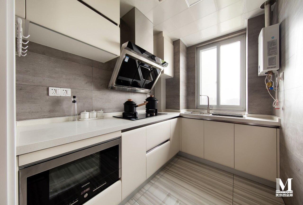 73白色色调的厨房干净明亮,在有效的空间内将利用率提高到极致;整个