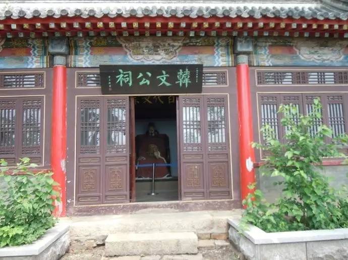 建于昌黎县碣石山五峰山凭斗峰半山腰平台上的韩文公祠,祭祀的就是