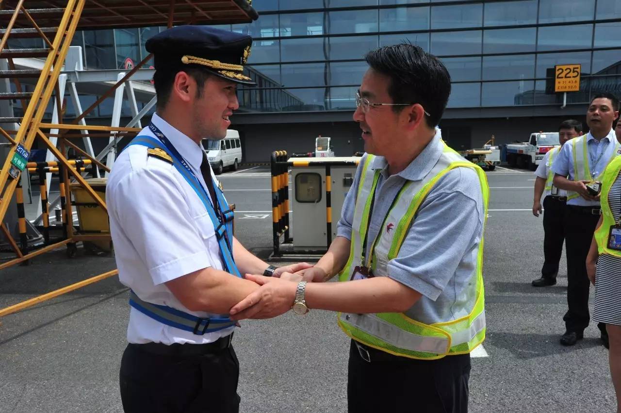 送別了嚴東機長,田書記一行又來到219號橋位,為劉子龍機長單飛送行.