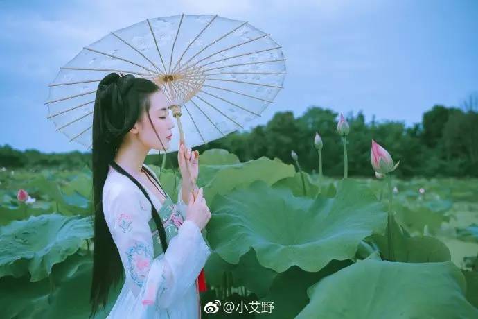 汉服美图涉江采芙蓉刬袜玉玲珑