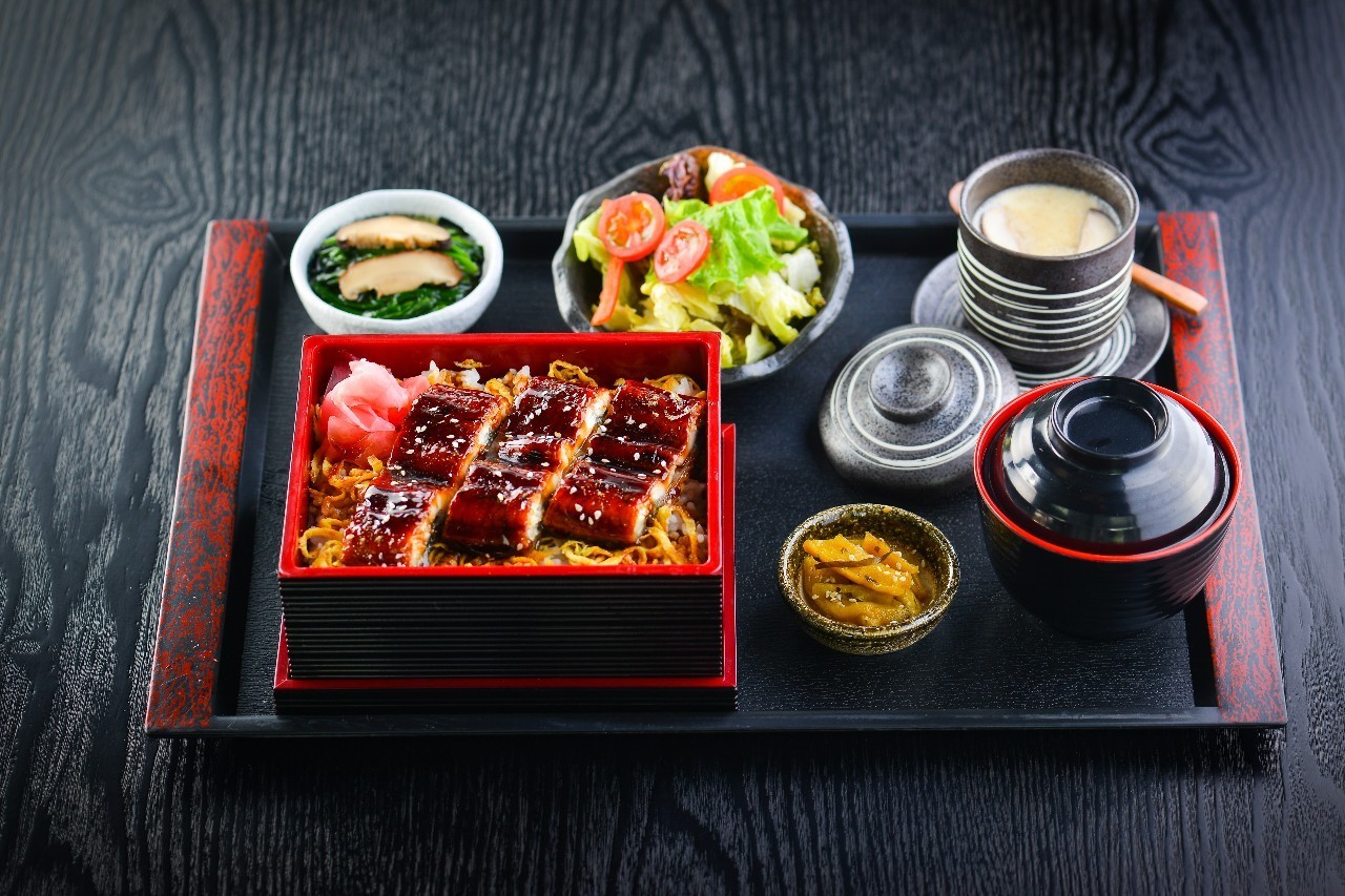 现烤の活鳗丼定食(售价:78元)