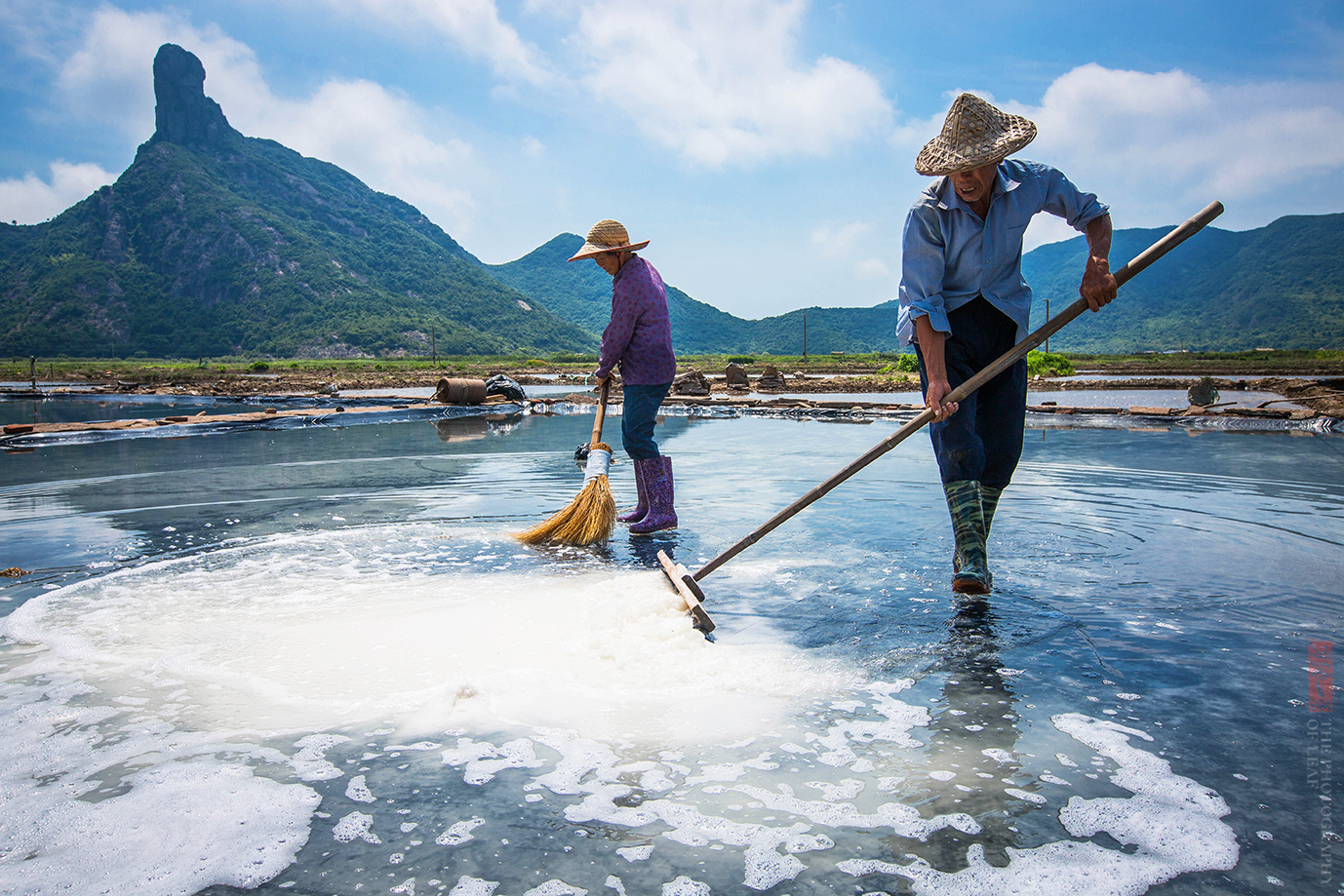 70岁老人在海岛晒盐50年坚守着浙江象山最后一个海盐场