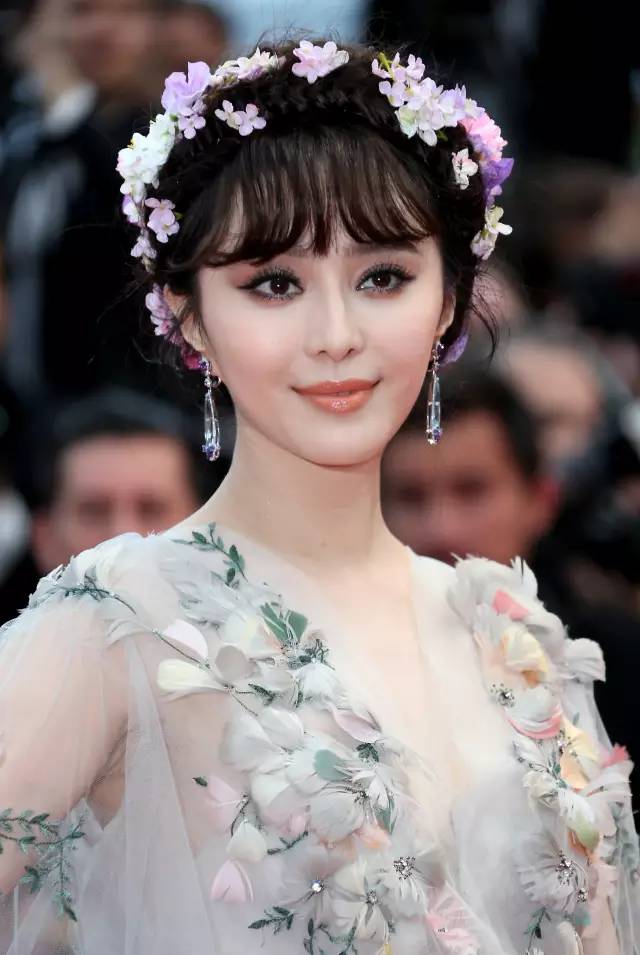 范冰冰法国戛纳,众星出席的电影节上,范冰冰的花仙子发型粉碎了亚洲
