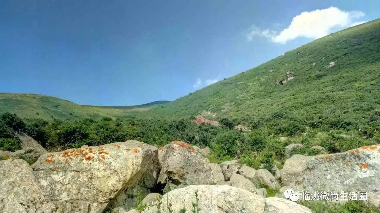 北嶺雨初晴橫空飛煙霧馬銜山實景照