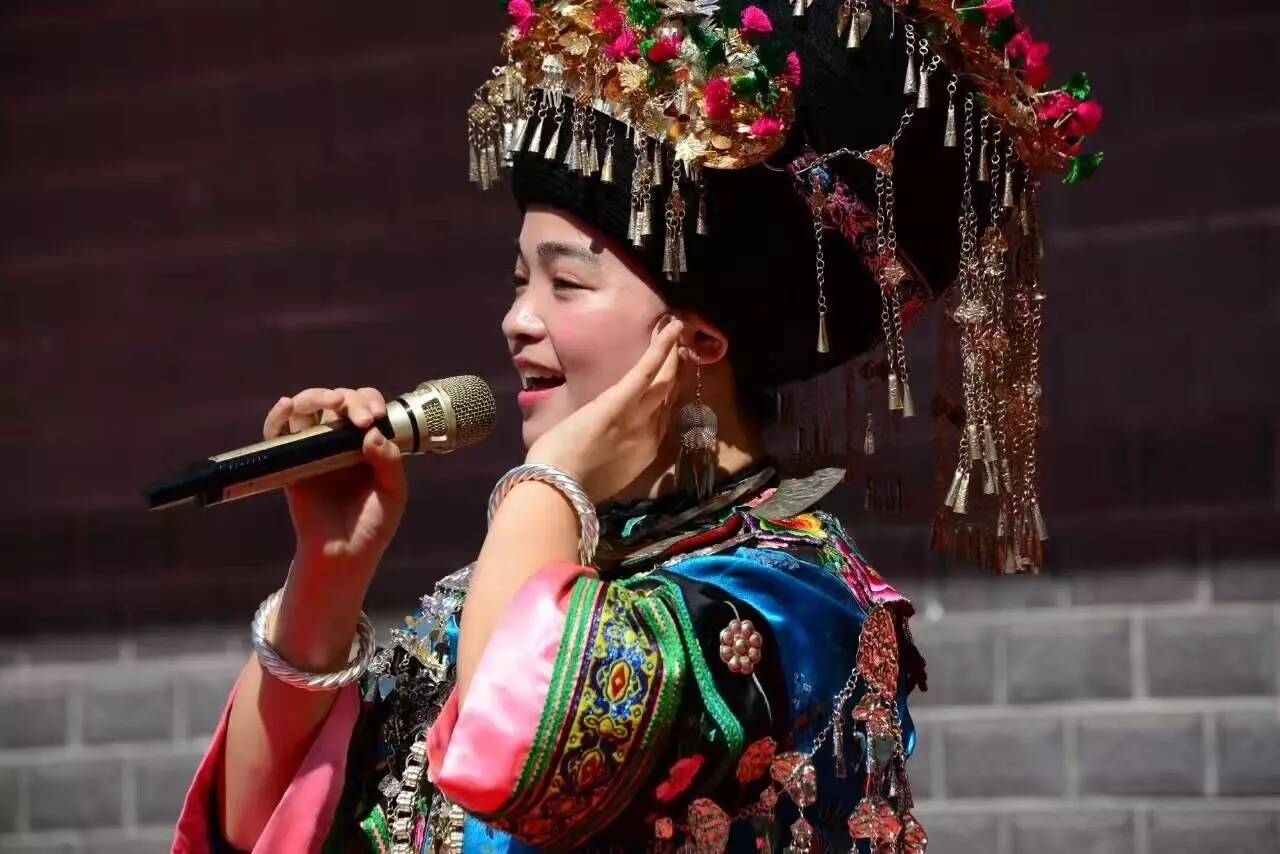 吴玫臻,一位来自湘西凤凰农村爱唱苗歌的姑娘,附两首神来之曲