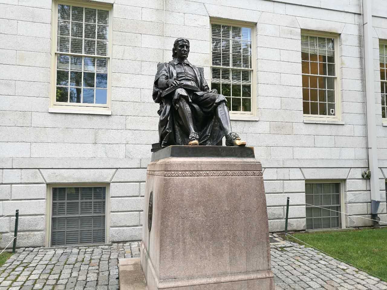哈佛雕像图片