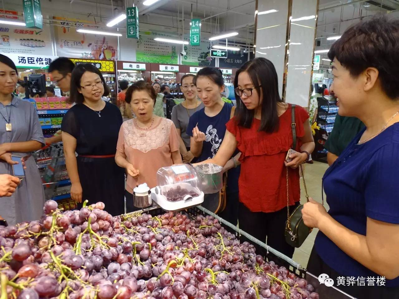 对于部分有特色的食品进行了品尝,两位老师对我们的好商品连声陈赞