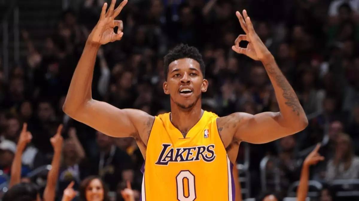 而這個火遍國內外的黑人問號臉表情包,原型其實是nba球星nick young