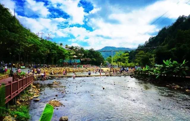 (中午餐需自理)丫山玻璃棧道丫山玻璃棧道沿著a哆森林竹海而建,全長達