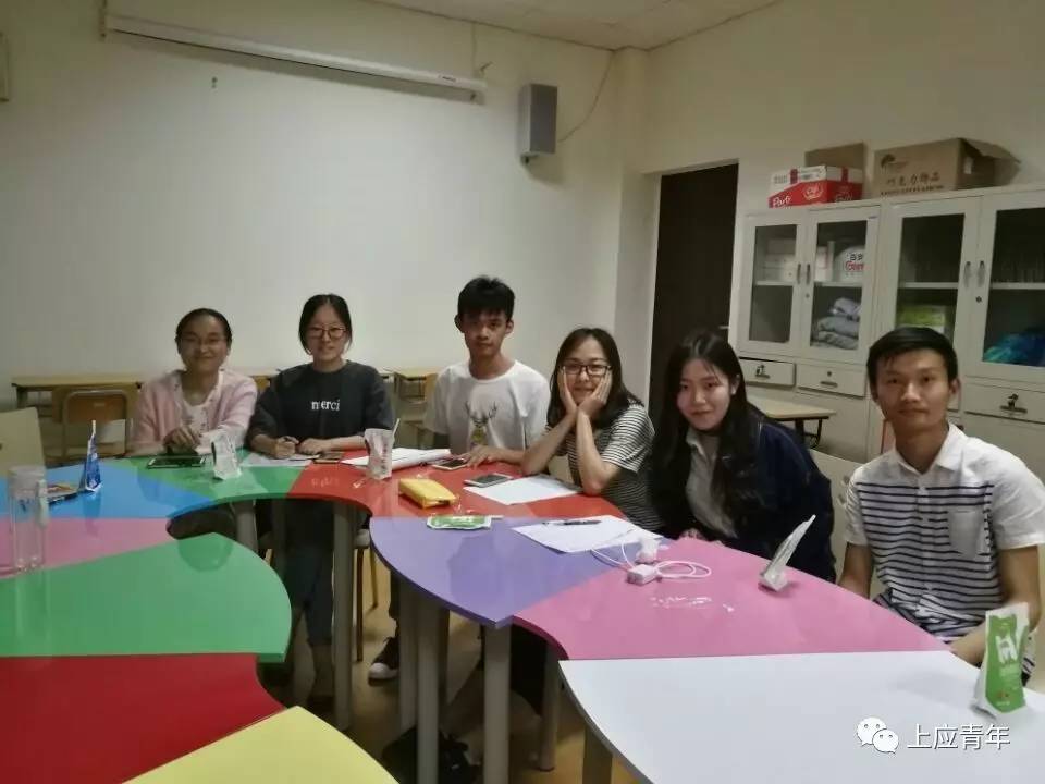 (圖為同學們內部探討)7月5日,小組成員與指導老師一起開會討論問卷的