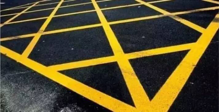 黄色网格线的正确名称为网状线,是一种地面交通指示标志,黄色方形边框