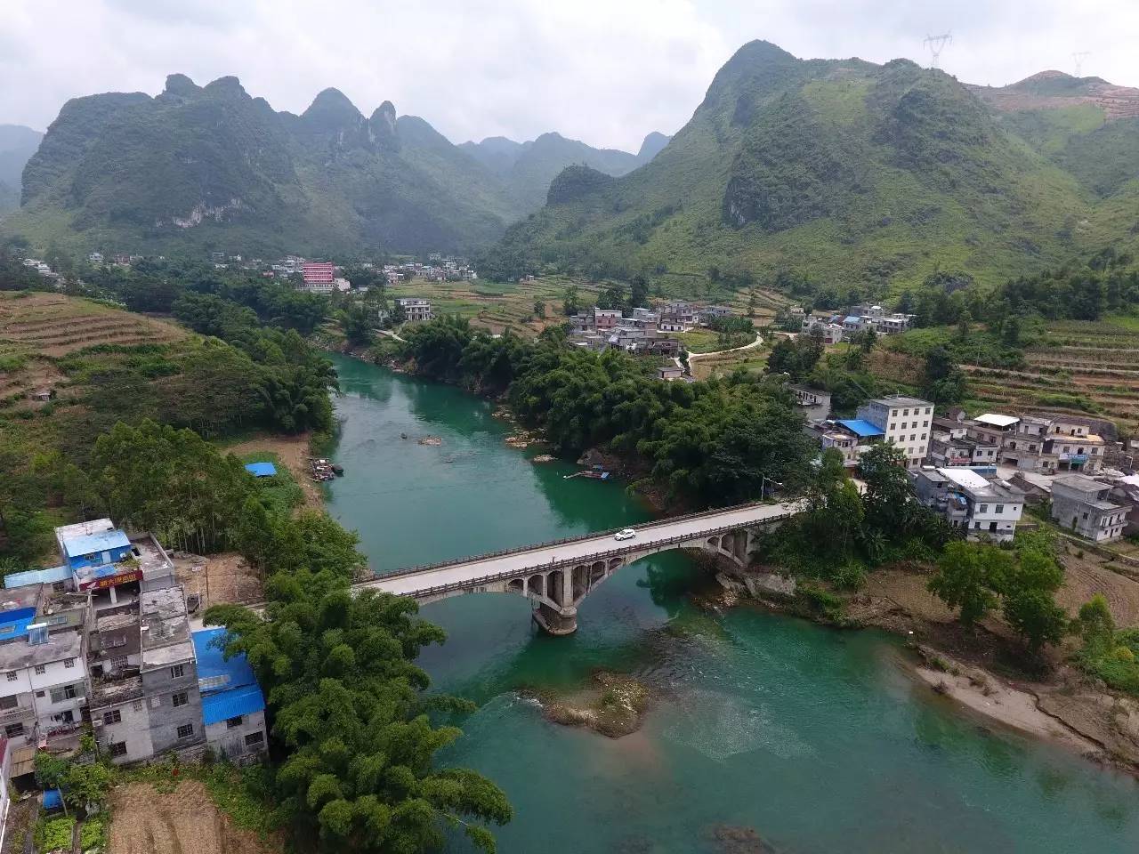 这是穿越都安瑶族自治县拉烈镇的刁江及两岸田园房舍(8月2日摄.