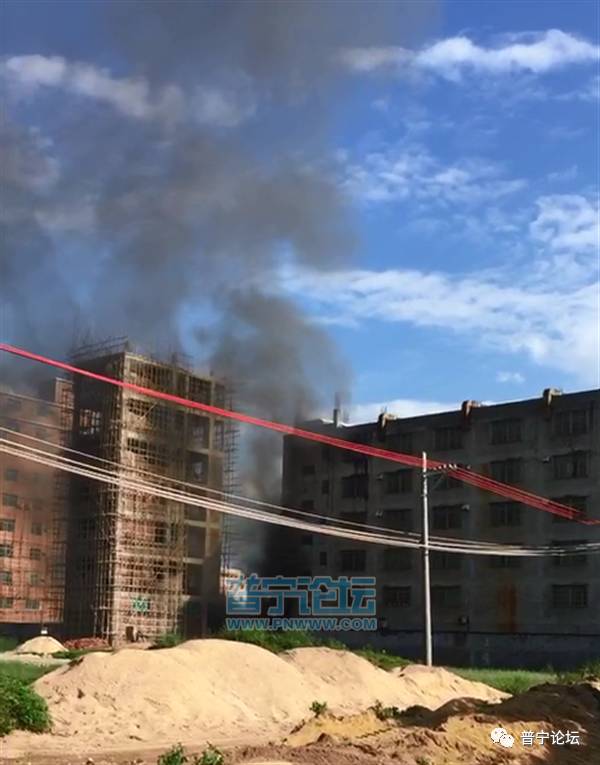 普宁军埠镇某建筑发生起火,散发浓烟,视频直击现场