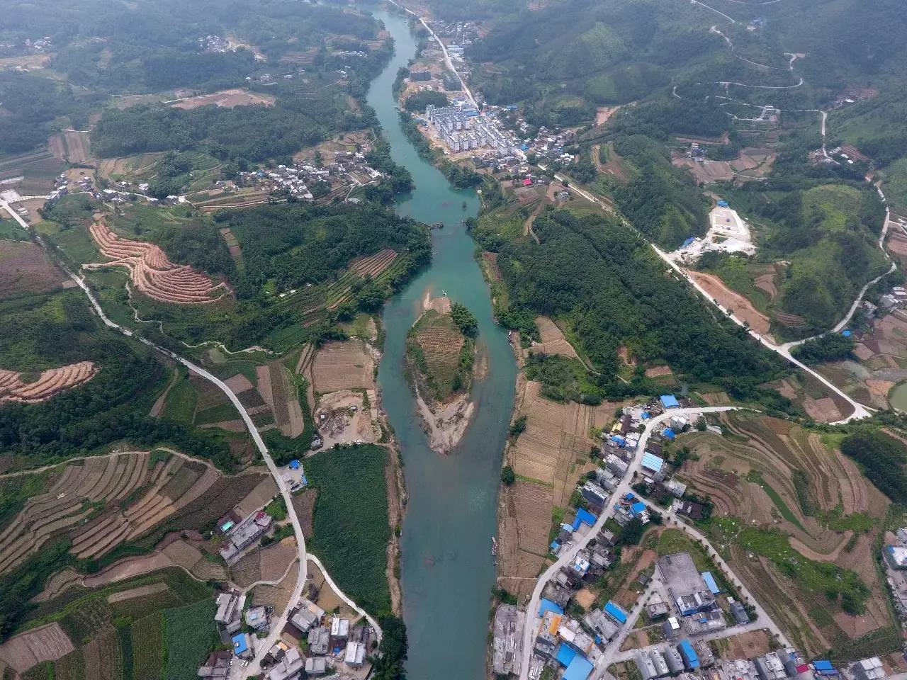 这是穿越都安瑶族自治县拉烈镇的刁江及两岸田园房舍(8月2日摄.