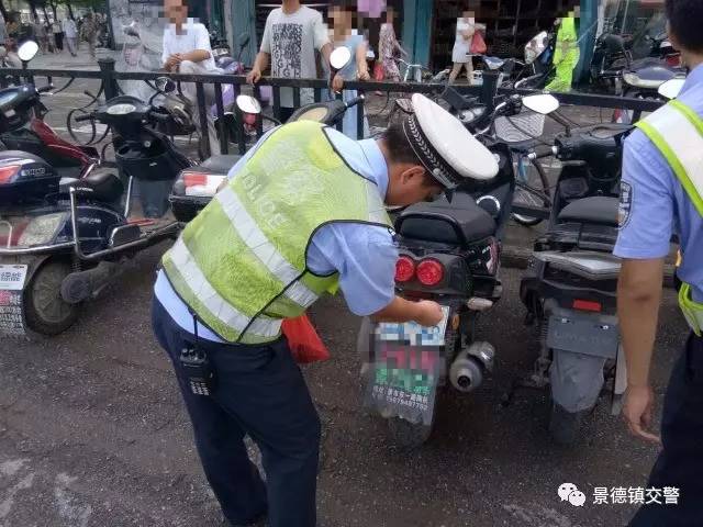 景德镇一辆摩托车竟挂着电动车牌照结果悲剧了