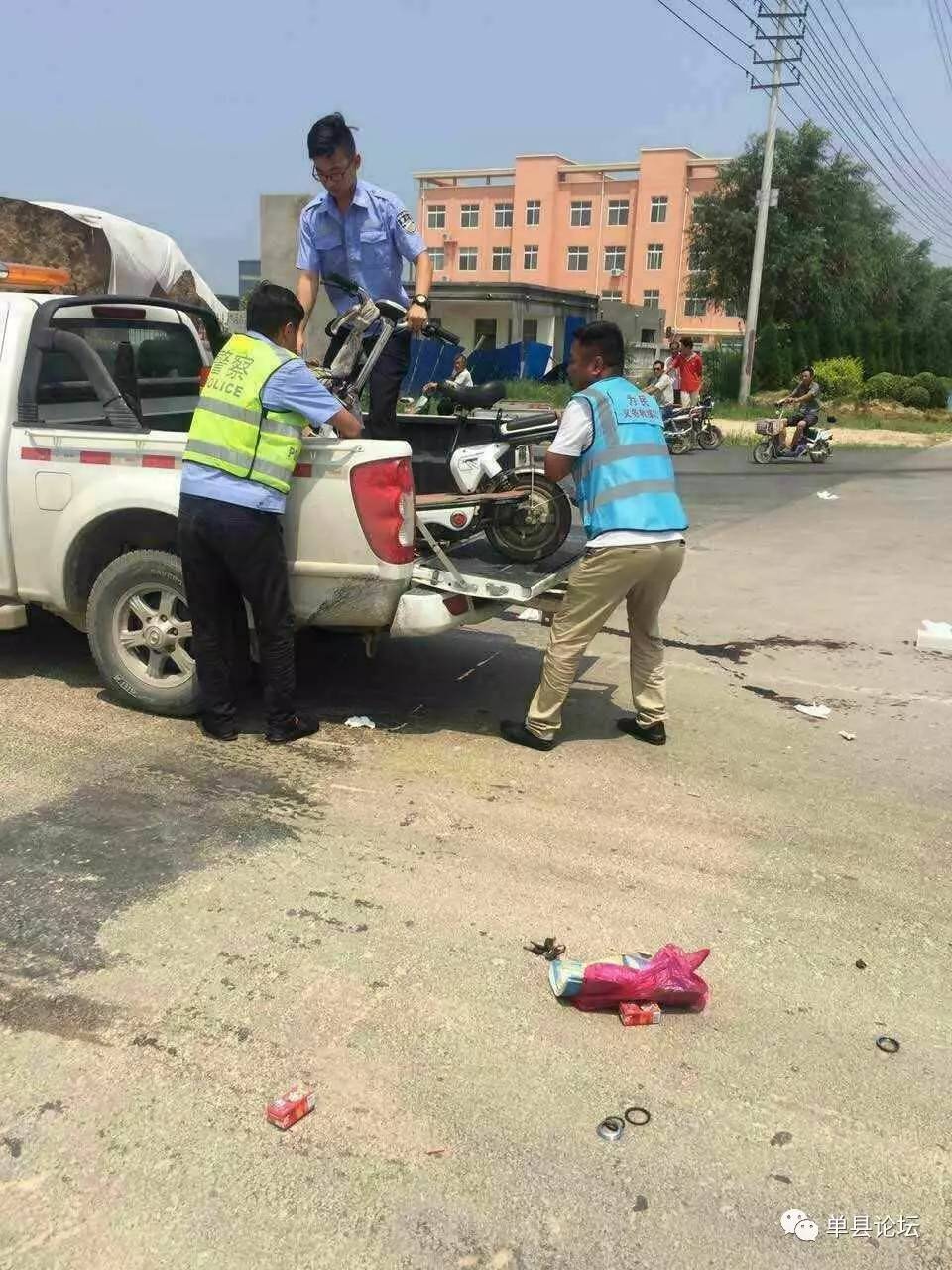 單縣希望木業十字路口出事故!一輛轎車撞電動車,三人兩重傷!