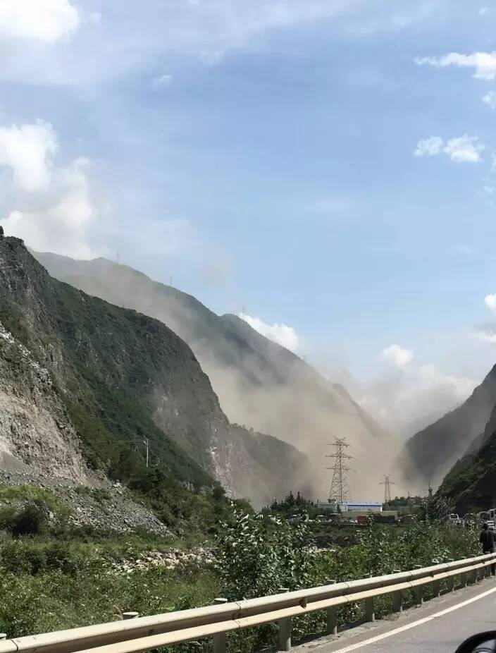 视频:实拍国道213线四川茂县段山体塌▼眼看着山体垮塌的游客▼塌方