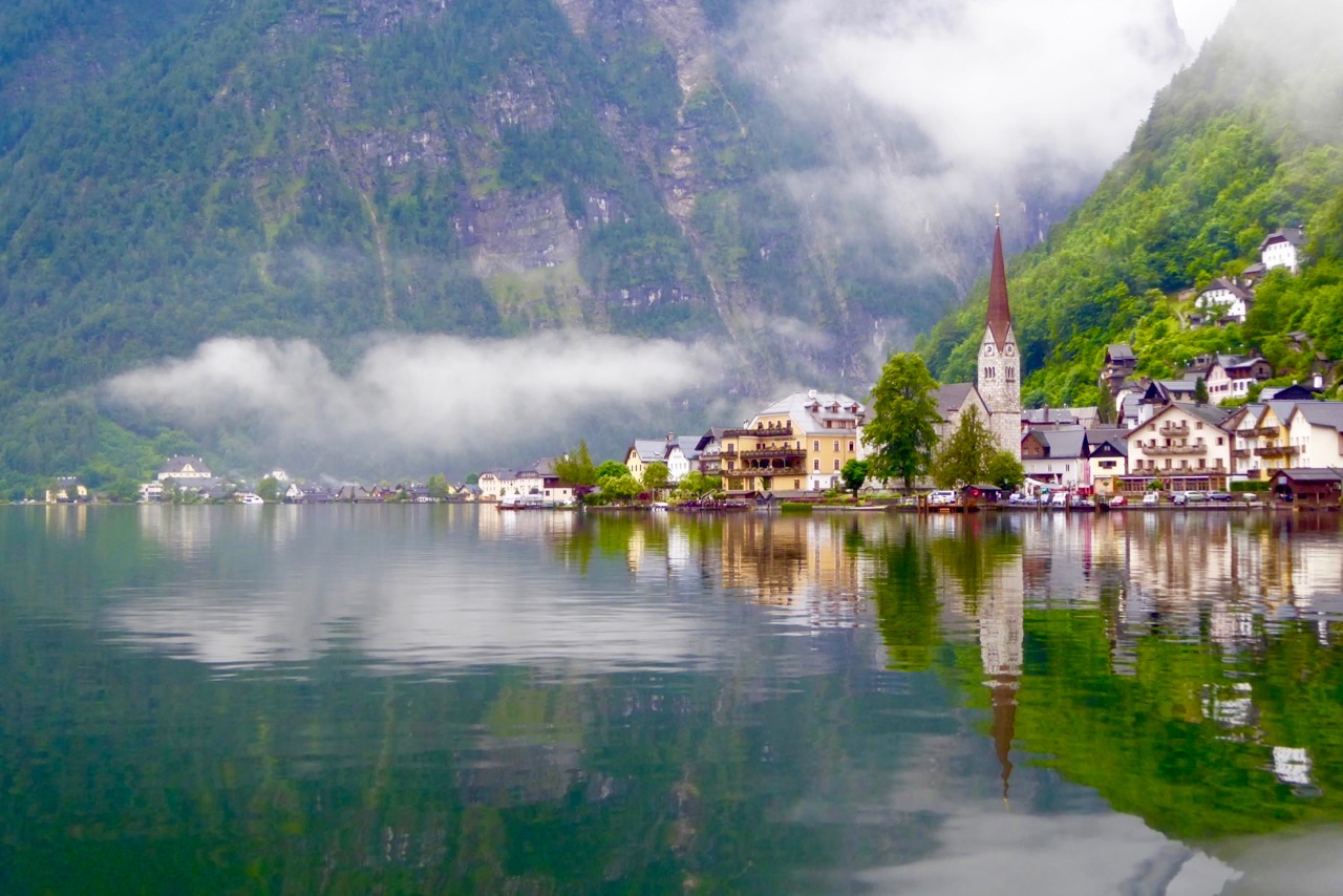 看世界上最美的湖畔小镇 住哈尔施塔特隐居旅馆_凤凰旅游