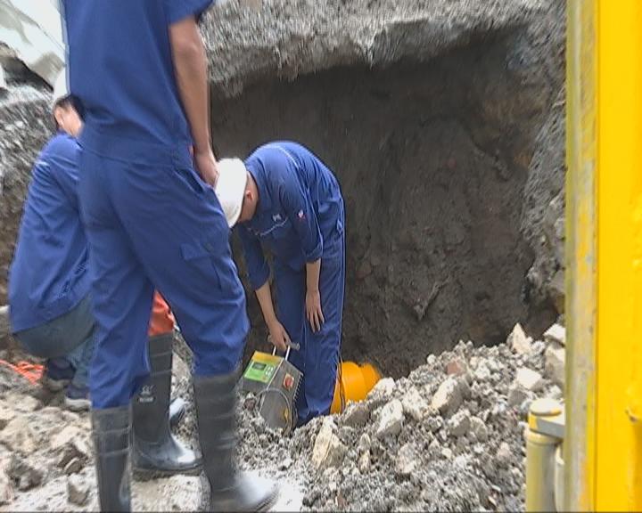 挖沟机挖坏天然气管道 生态广场北侧工地燃气泄漏