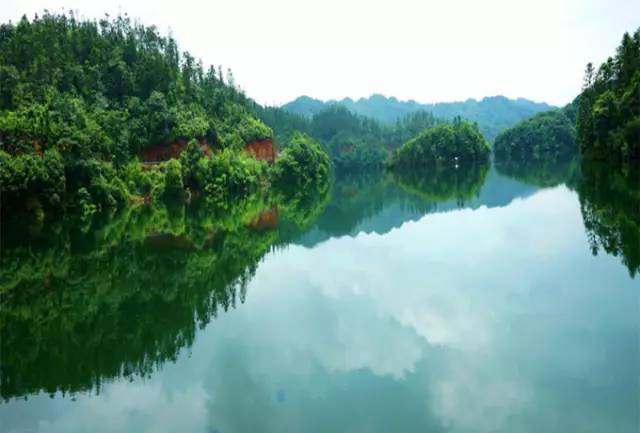 吹著小風,乘船納涼,頭髮亂了不要緊,重要的是,風景真好,也涼快!