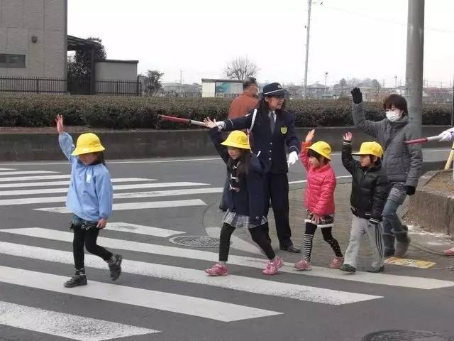 【家園共育】實拍日本小女孩過馬路視頻,驚呆國人的日本禮儀教育,引人