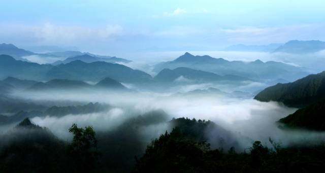 黄荆普照山云海